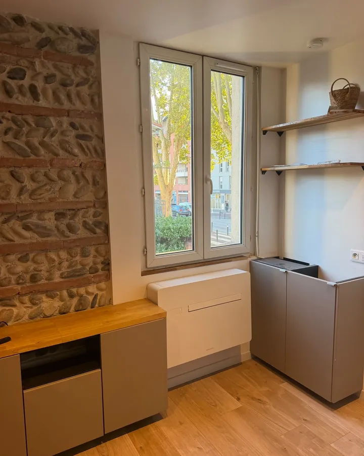 9 HP Mini installé à la place d’un radiateur, sous une fenêtre