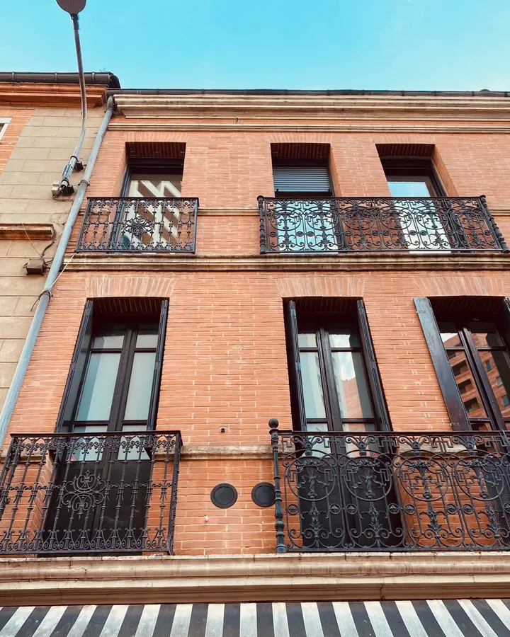 Grilles OPTIMEA peintes en noir, pour rappeler la couleur des menuiseries et des garde-corps
