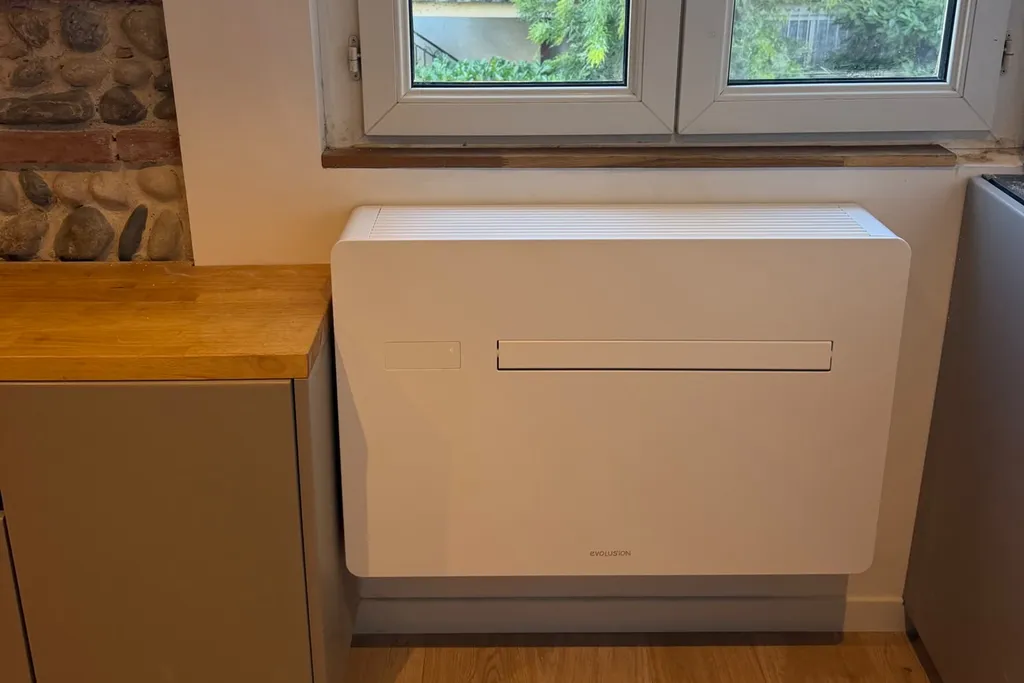 Climatiseur EVOLUS’ION 9 HP Mini posé sous une fenêtre