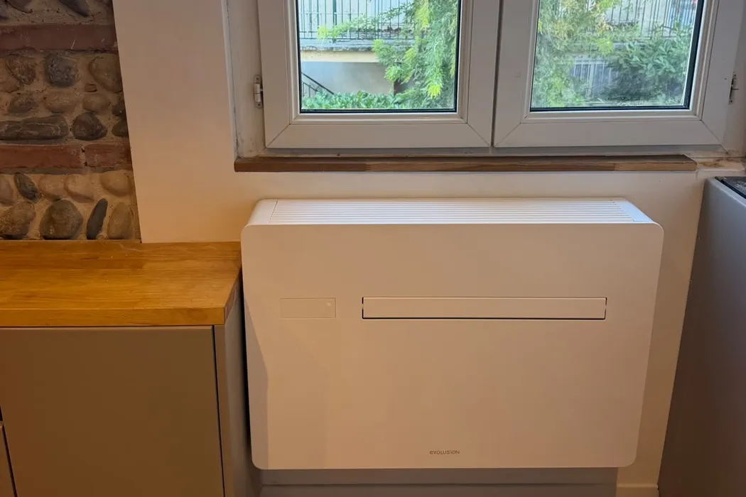 Climatiseur EVOLUS’ION 9 HP Mini posé par ATM Monoclim sous une fenêtre, sans unité extérieure