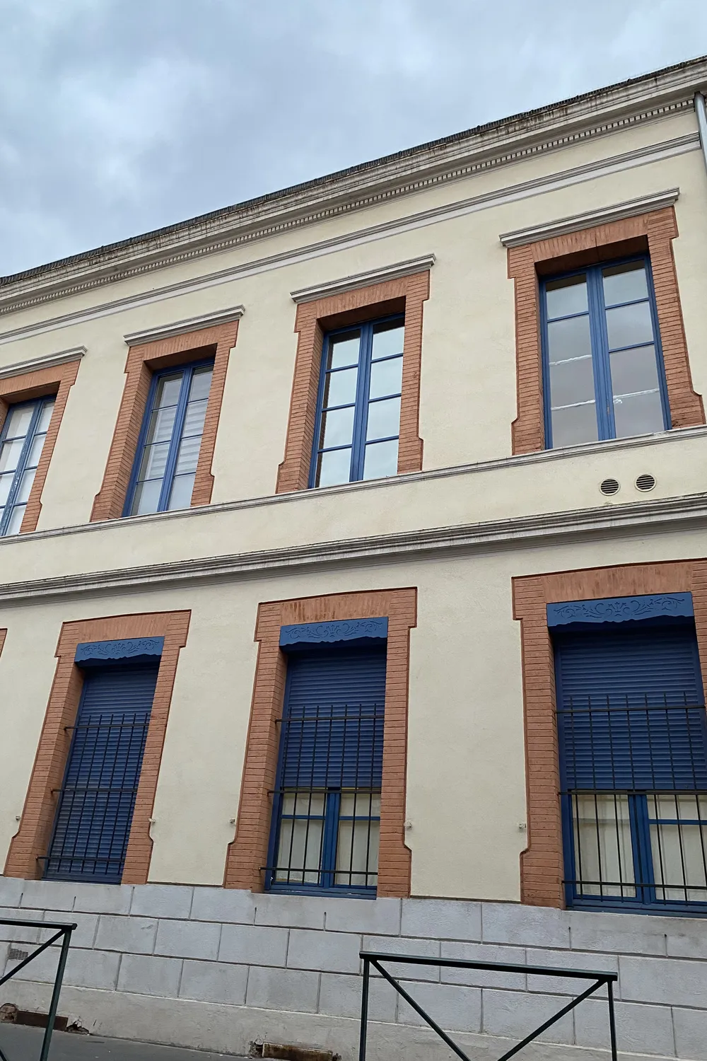 Immeuble d’habitation équipé par ATM Monoclim, deux petites grilles sous une fenêtre